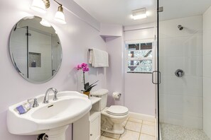 Kostenlose Toilettenartikel, Haartrockner, Handtücher