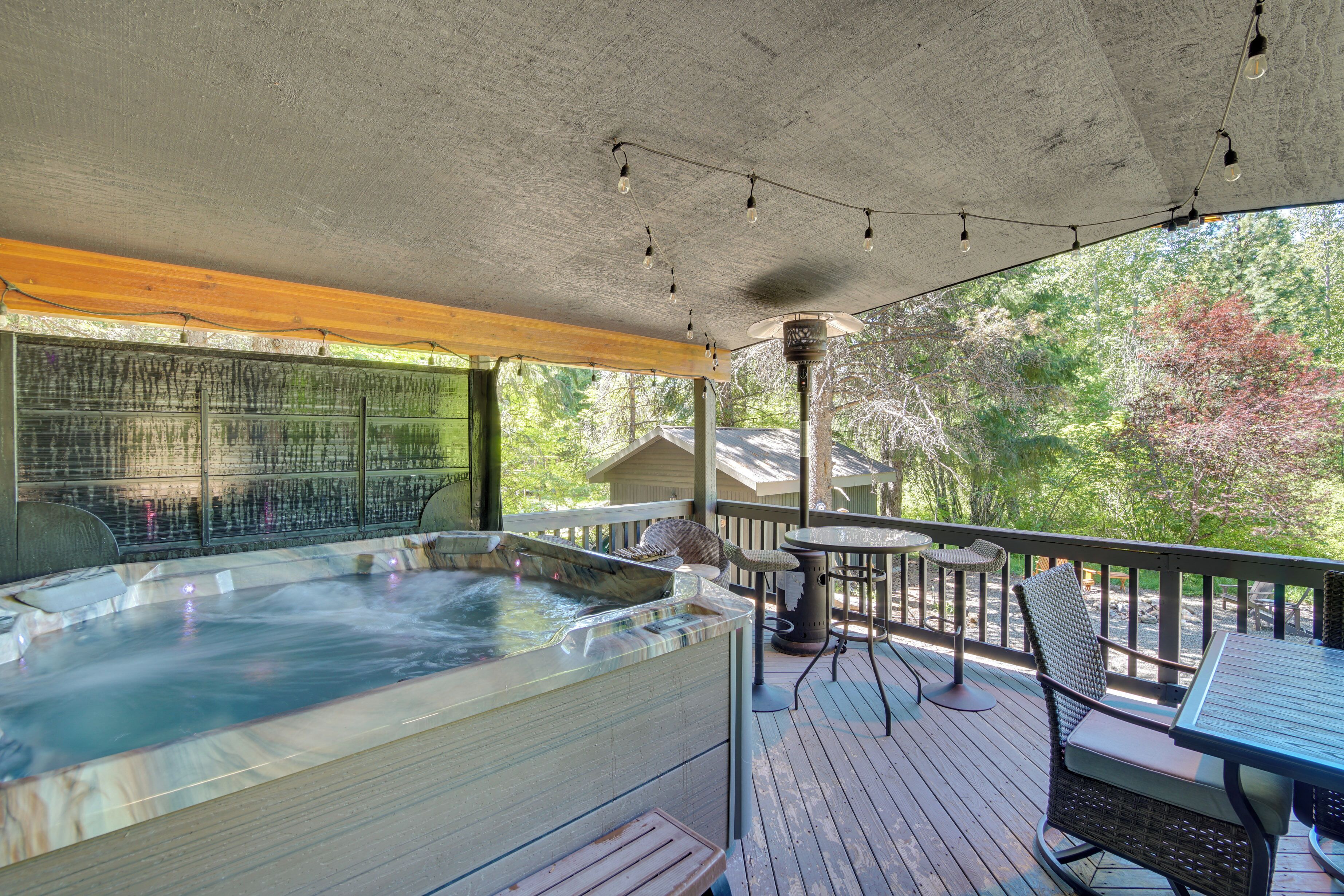 Ronald Vacation Rental Cabin with Private Hot Tub!