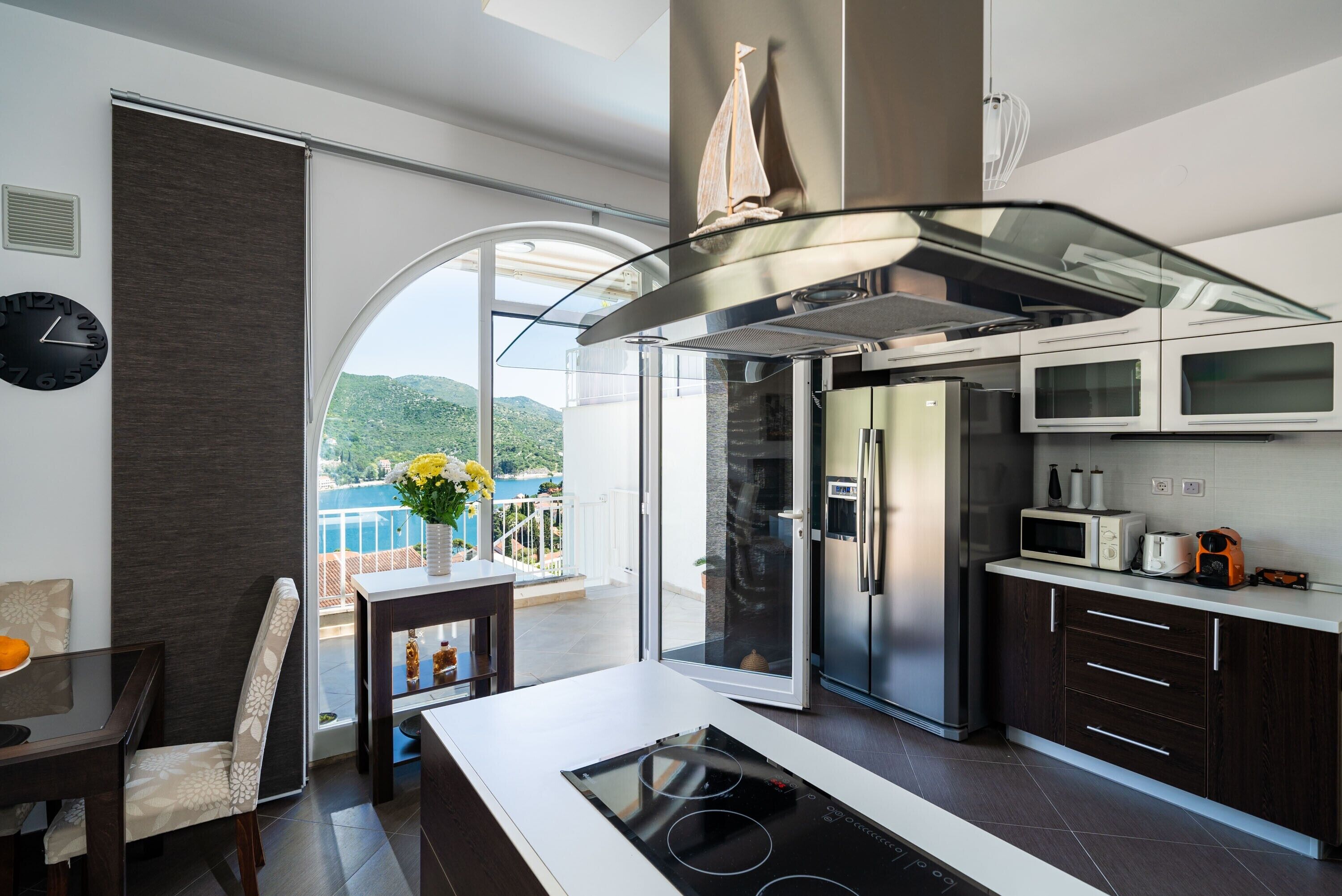 Kühlschrank, Mikrowelle, Ofen, Herdplatte