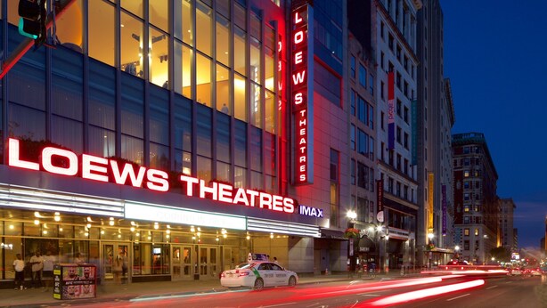 Un edificio moderno con un cartel llamativo de LOEW'S THEATRES IMAX.