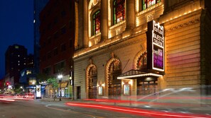 Ein historisches Gebäude mit Rundbogenfenstern und einer Markise für das Majestic Theatre.