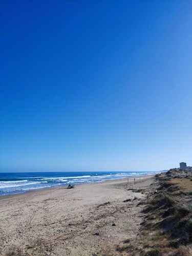 Apartment facing the sea, with private access to the beach and pool.
