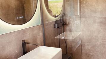Dusche, Haartrockner, Seife, Toilettenpapier