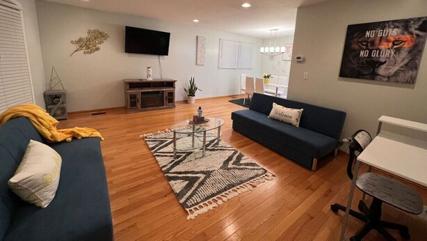 Living area - Sensational Home NearO’hare! Ideal for long stay’s (Elmhurst)