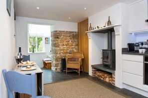 Interior - Luxury Character Cottage, 5 minutes walk to the South West Coast Path and beach (Upton)