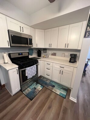 冷蔵庫、電子レンジ、オーブン、コンロ