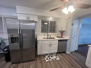 Kühlschrank, Mikrowelle, Ofen, Herdplatte