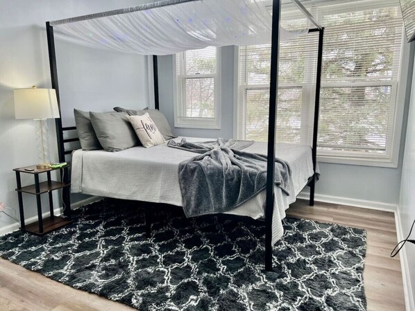 4 bedrooms, desk, iron/ironing board, travel crib