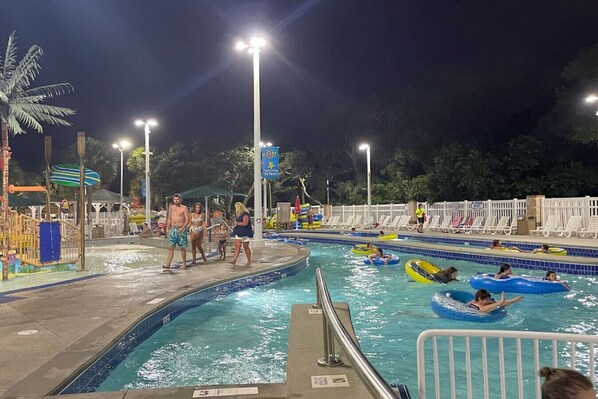 من حمّامات السباحة المغطاة، حمّام سباحة خارجي