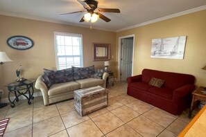 Smart TV, video games, DVD player, table tennis - 2BR/2BA Cottage-Golf Cart-Ocean Lakes-Pet-Friendly (Myrtle Beach)