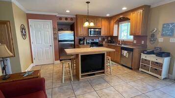 Køleskab, mikrobølgeovn, ovn, kogeplade