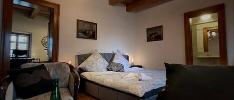 2 dormitorios, escritorio, wifi gratis y ropa de cama