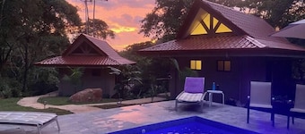 Royal Sabitha, Private Luxury Jungle Oasis w/pool & yoga deck! 5min from Surf! Dominical