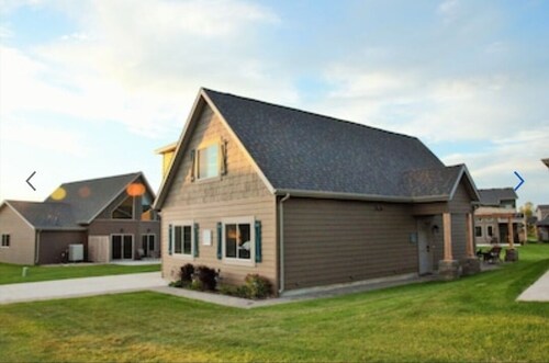 Beautiful 1500+ sq ft cabin with outdoor pool just steps off the patio