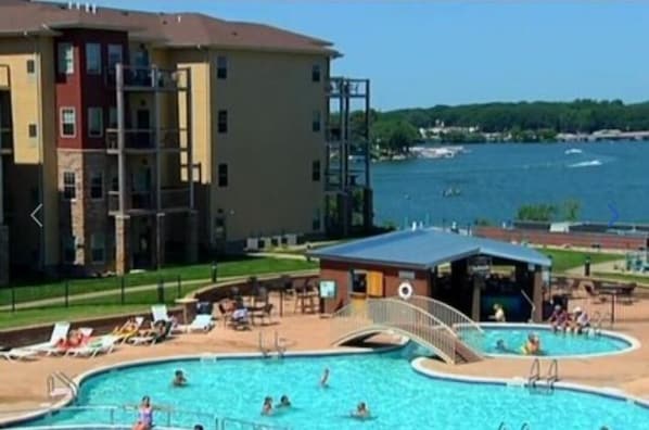 Innendørsbasseng og utendørsbasseng