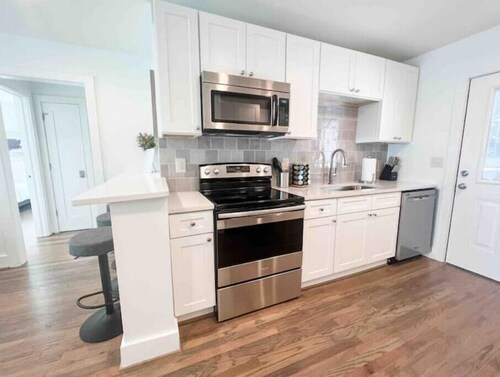 Beautiful 2BR Condo in Homewood next to SOHO