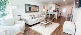 Beautiful 2BR Condo in Homewood next to SOHO