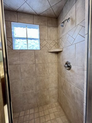 Bañera, secador de pelo y toallas