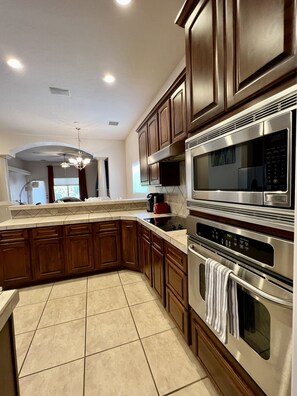 Geladeira, micro-ondas, fogão, cooktop