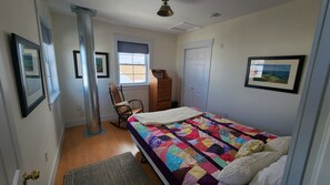 3 habitaciones, escritorio y tabla de planchar con plancha 