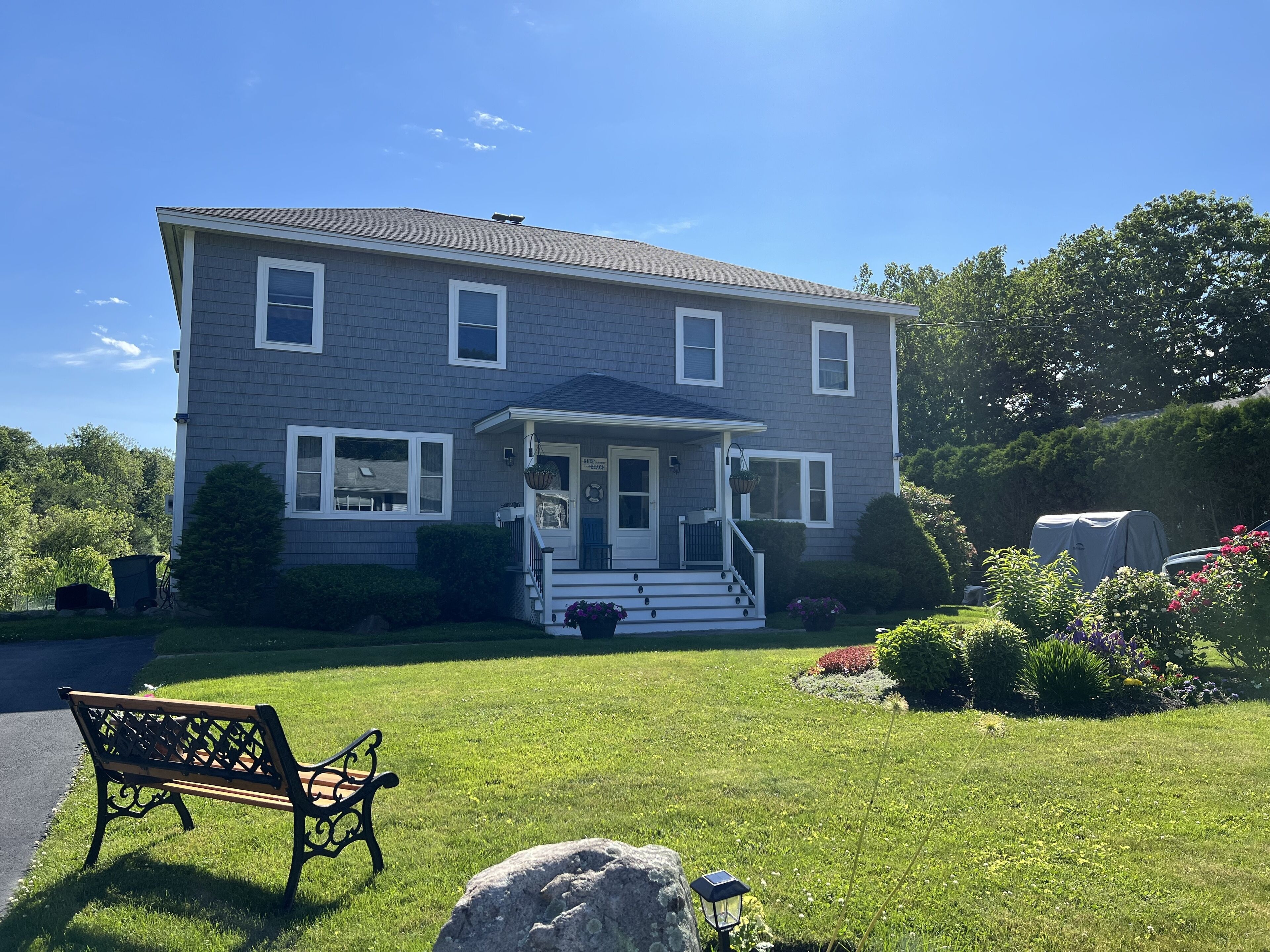 Cute as a button 2 bedroom cottage steps away from 2 Sandy beaches in York Beach