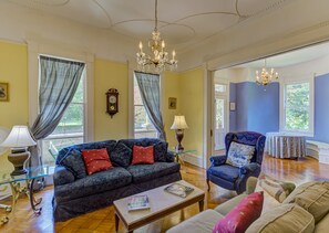 Téléviseur connecté, foyer, livres