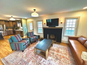 Smart TV, fireplace - Tippecanoe Lakefront Classic Cottage (Leesburg)