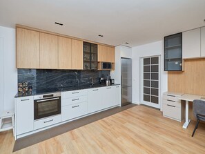 Lave-vaisselle, chaise haute, table de salle Ă manger