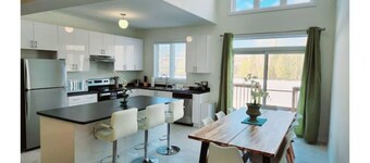 Perfect Large 4 bedroom 3 bathroom, Blue Mountain, Wasaga Beach Loft resort!