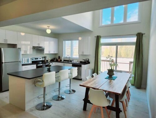 Perfect Large 4 bedroom 3 bathroom, Blue Mountain, Wasaga Beach Loft resort!