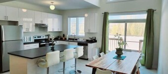 Perfect Large 4 bedroom 3 bathroom, Blue Mountain, Wasaga Beach Loft resort!