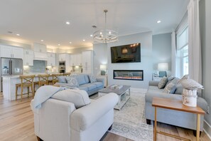 TV, fireplace - Miramar Beach Getaway w/ Pool Access & Fireplace! (Miramar Beach)