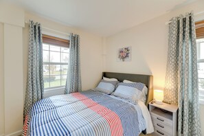 5 bedrooms, desk, WiFi, bed sheets