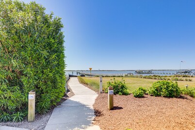 Beach, Pier Access! Pet-Friendly Crystal Coast Gem