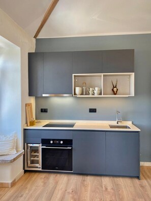 Kjøleskap, mikrobølgeovn, ovn og kokeplater