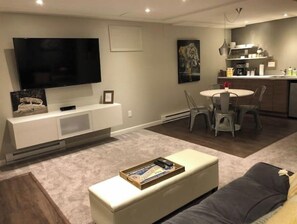 Living area - State College - Private modern suite (State College)
