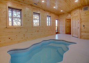 Innendørsbasseng og et oppvarmet basseng