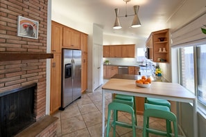 Fridge, microwave, oven, stovetop - Enjoy Mint: a fresh 1950s modern ranch style home (Tulsa)