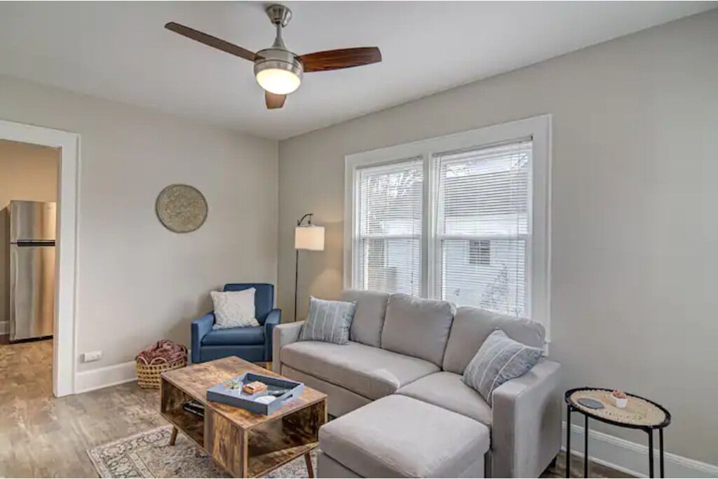 Cozy & Cheerful 2 Bedroom minutes from Downtown