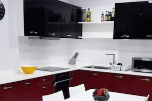 Cookware/dishes/utensils, dining tables