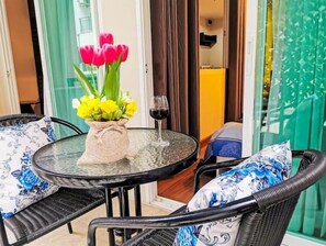 Outdoor dining - Cozy Apartment Near To Everything in Patong (Phuket)