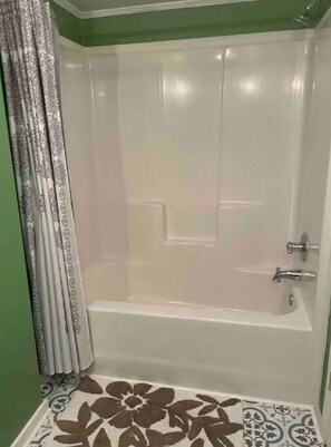 Een douche, een haardroger, zeep, shampoo