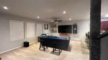 Smart TV, chimenea y estéreo