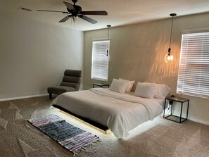 3 makuuhuonetta, työpöytä, ilmainen Wi-Fi, vuodevaatteet