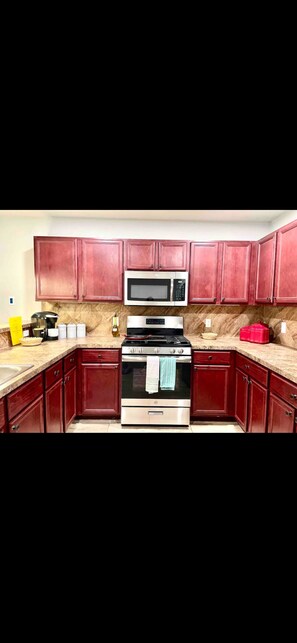Fridge, microwave, oven, stovetop - KING SUITE W/FIREPLACE120"SCREENCURVEMOVIETHEATER (Houston)