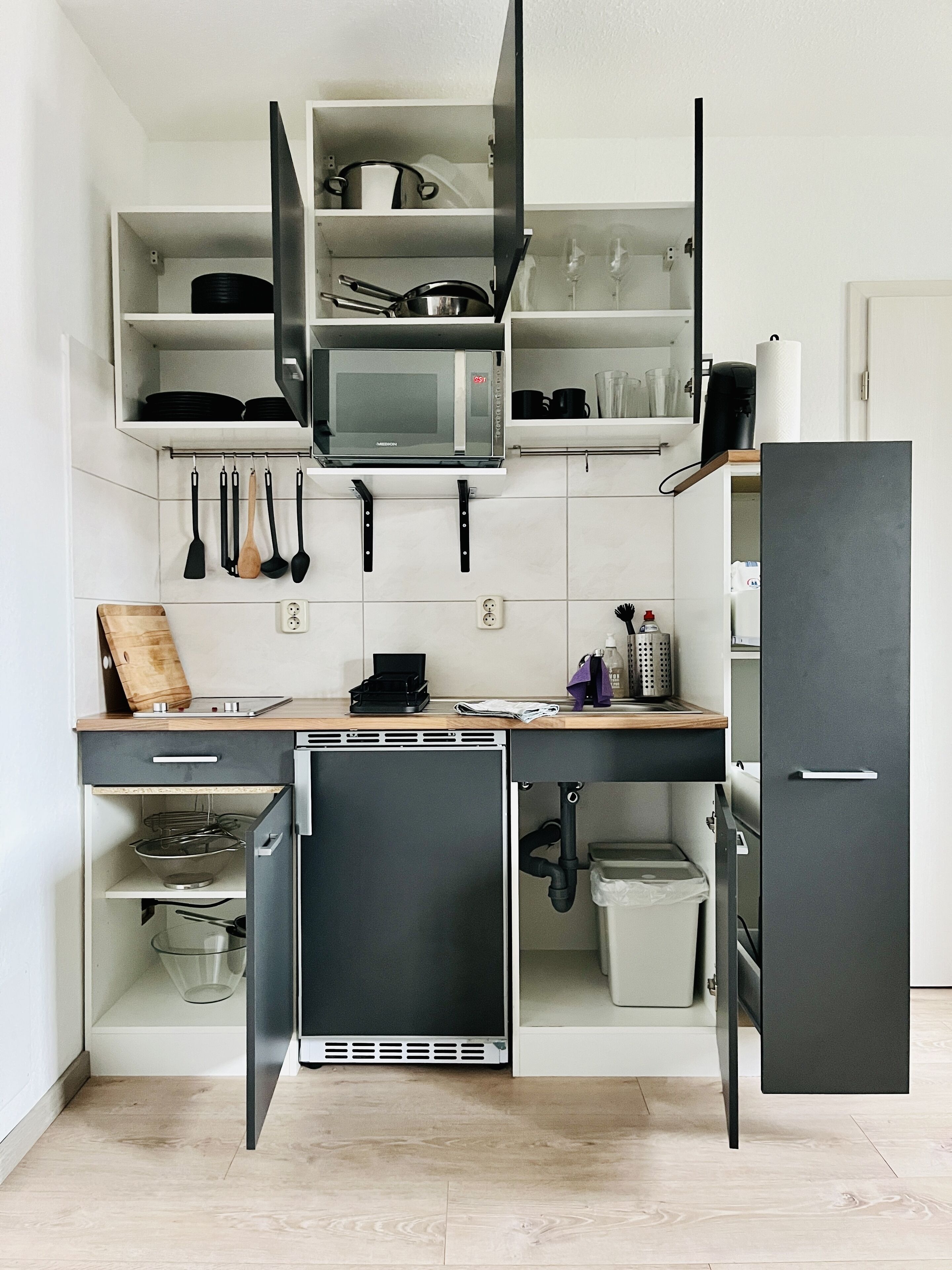 Kühlschrank, Mikrowelle, Ofen, Herdplatte