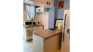 Kühlschrank, Mikrowelle, Herdplatte, Wasserkocher mit Kaffee-/Teezubehör