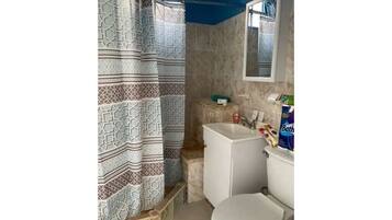 Regadera, toallas, jabón, papel de baño