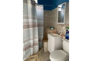 Regadera, toallas, jabón, papel de baño