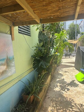 Property grounds - Villa Pelicano. Steps from the beach. (San Juan)